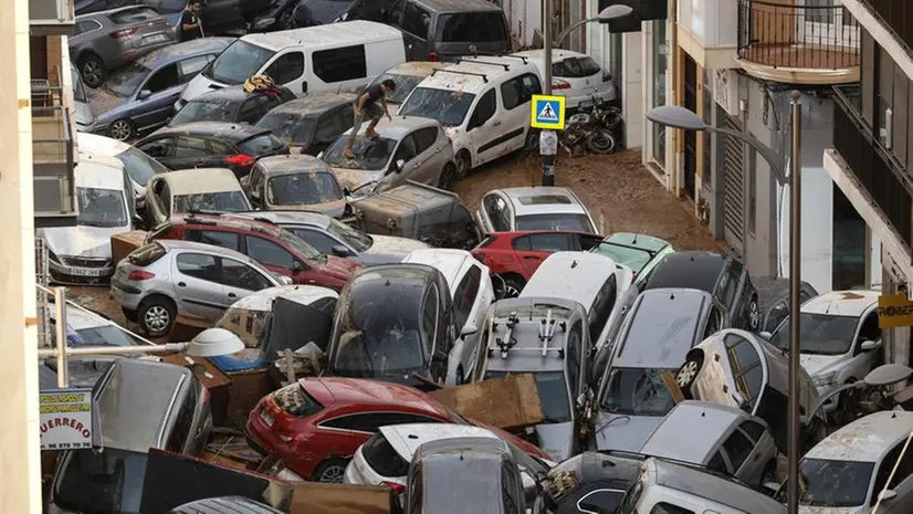 I disastrosi effetti delle alluvioni a Sedavi, in provincia di Valencia - Foto Epa/Biel Alino © www.giornaledibrescia.it