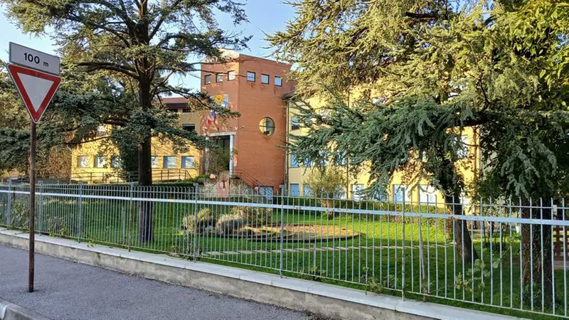 I due avevano gettato alcune bustine nel giardino della scuola - © www.giornaledibrescia.it