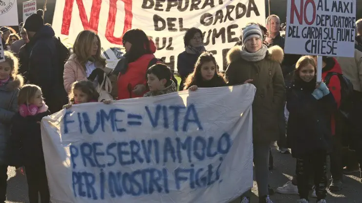 Il nuovo depuratore del Garda è motivo di dibattito e proteste - © www.giornaledibrescia.it