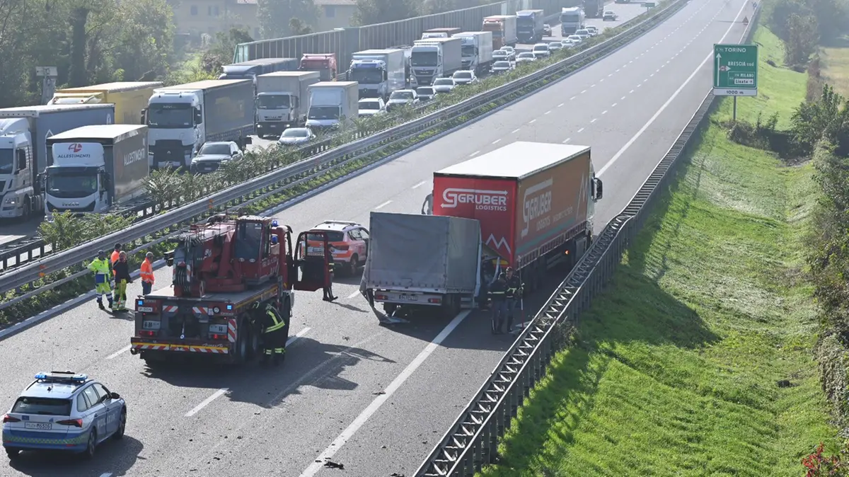 A21, furgone tampona camion: un ferito grave e traffico in tilt ...