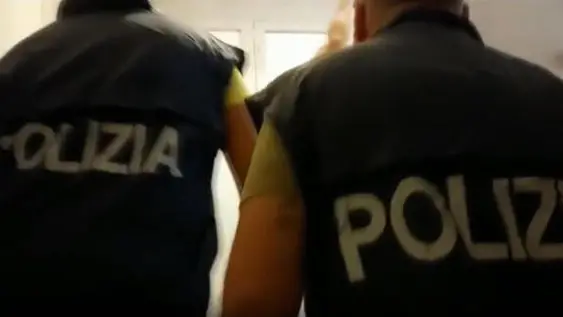++ Roma. Dalle prime ore di questa mattina la Polizia di Stato sta eseguendo alcune misure cautelari in zona Torre Angela Torre Angela. In corso un’operazione della Polizia di Stato contro lo spaccio di stupefacenti. Eseguite 7 misure cautelari emesse dal Tribunale di Roma al termine di un’indagine coordinata dalla Direzione Distrettuale Antimafia. Tra i destinatari delle misure alcuni esponenti del clan Casamonica/Spada.