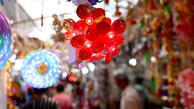 epa11690288 People visit a makeshift shop of decorative lights ahead of Diwali festival in Kolkata, India, 29 October 2024. Diwali, the Festival of Lights, symbolizes the victory of good over evil and commemorates Lord Ram's return to his kingdom, Ayodhya, after completing a 14-year exile. Diwali will be celebrated this year across on 31 October. EPA/PIYAL ADHIKARY