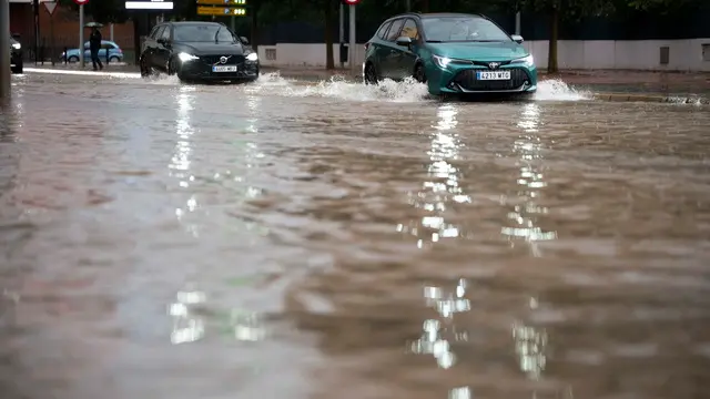 epa11693650 Vehicles drive through flood water following heavy rainfalls in Castellon de la Plana, Valencia, Spain, 31 October 2024. At least 95 people died in the province of Valencia and neighboring provinces following floods caused by the DANA (high-altitude isolated depression) phenomenon impacting the eastern part of the country. EPA/ANDREU ESTEBAN