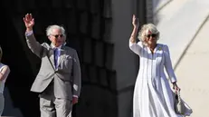 epa11674055 Britain's King Charles III and Queen Camilla wave to members of the public at Sydney Opera House in Sydney, Australia, 22 October 2024. King Charles III and Queen Camilla are visiting Australia from 18 October to 23 October. EPA/BIANCA DE MARCHI AUSTRALIA AND NEW ZEALAND OUT