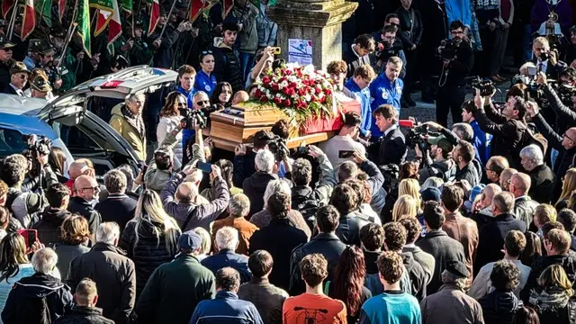 Il funerale della sciatrice Matilde Lorenzi morta dopo una caduta in Val Senales, presso la chiesa di San Lorenzo a Giaveno. Torino 31 ottobre 2024 ANSA/TINO ROMANO