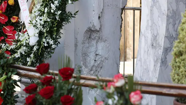 Omaggio alla stele dove scoppio’ la bomba, commemorazione strage di piazza Loggia, Brescia 28 maggio 2021. Ansa Filippo Venezia