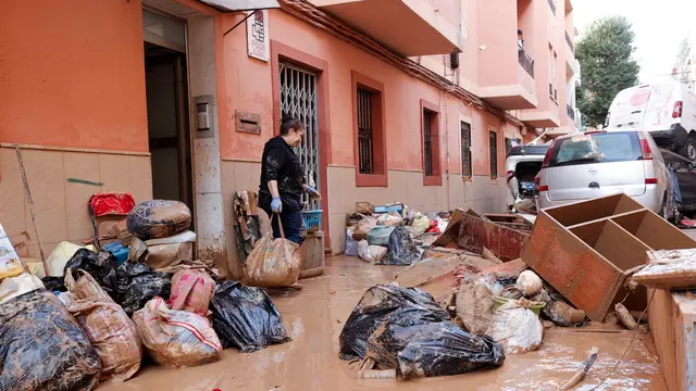 epa11693922 View of of the destruction in the flood-affected Municipality of Catarroja, Valencia, Spain, 31 October 2024. At least 95 people died in the province of Valencia and neighboring provinces following floods caused by the DANA (high-altitude isolated depression) phenomenon impacting the eastern part of the country. EPA/MANUEL BRUQUE