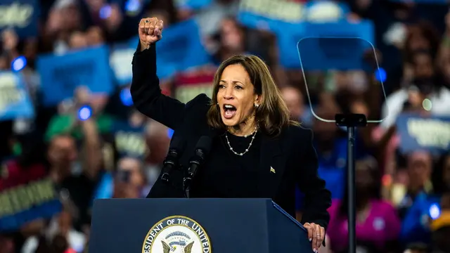 epa11693160 US Vice President and current Democratic presidential nominee Kamala Harris speaks at a campaign rally in Harrisburg, Pennsylvania, USA, 30 October 2024. With Election Day less than one week away, polls show the presidential race between Harris and Republican nominee Donald Trump is a toss up. EPA/JIM LO SCALZO