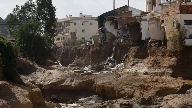 epa11694162 Damaged houses in the flood-hit municipality of Chiva, near Valencia, Spain, 31 October 2024. More than 100 people died in the province of Valencia and neighboring provinces following floods caused by the DANA (high-altitude isolated depression) phenomenon impacting the eastern part of the country. EPA/KAI FORSTERLING
