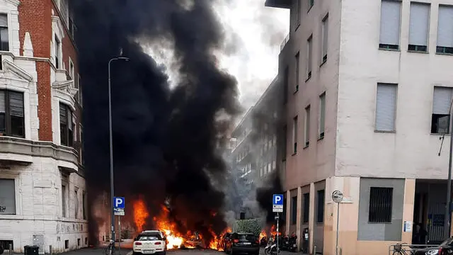 L’incendio in via Pier Lombardo a Milano dove ha preso fuoco un furgone che trasportava bombole d’ossigeno. Milano ripreso da un passante, 11 Maggio 2023. ANSA / MATTEO BAZZI