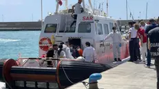 Sbarco di migranti nel porto di Roccella Ionica