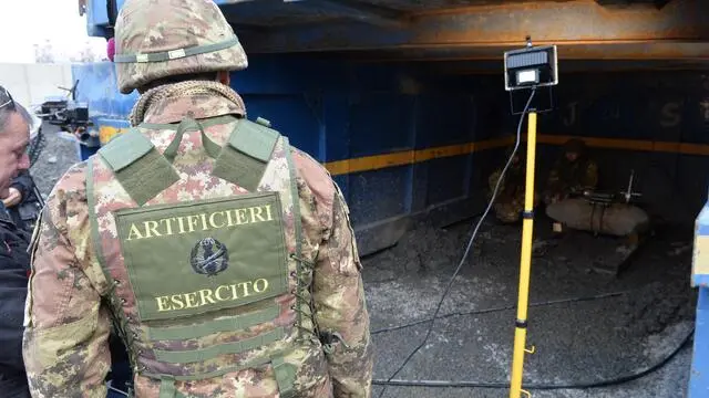 Italian Army bomb disposal expert work on a Second World War aereal bomb founded in Genoa, 07 April 2013. The bomb was found during home bulding work in Genoa. Iniziata la rimozione della bomba di aereo americana della Seconda Guerra Mondiale ritrovata nel porto di Genova durante i lavori di riempimento a Calata Bettolo. Il robottino del32° Genio Guastatori della Brigata Alpina Taurinense che verrà utilizzato per le oprezioni di dissinnesco. 07 aprile 2013 a Genova. ANSA/LUCA ZENNARO