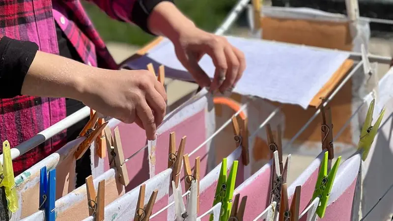 Così nascono i fogli di carta riciclata di Greta e dei suoi allievi - © www.giornaledibrescia.it