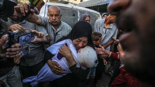 epa11658000 A Palestinian woman, grandmother of killed one-and-a-half-year old baby Yaman Al Zaneen, mourns while carrying his body during the funeral in Deir al Balah, central Gaza Strip, 14 October 2024. According to the Palestinian Ministry of Health, 23 people, including children, were killed after a school sheltering internally displaced Palestinians in Nuseirat camp was struck by an Israeli attack on 13 October. More than 42,200 Palestinians and over 1,400 Israelis have been killed, according to the Palestinian Health Ministry and the Israeli Army, Tsahal, since Hamas militants launched an attack against Israel from the Gaza Strip on 07 October 2023, and the Israeli operations in Gaza and the West Bank which followed it. EPA/MOHAMMED SABER