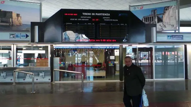 La stazione della circumvesuviana durante lo sciopero dei mezzi pubblici a Napoli, 16 dicembre 2013. Disagi, a Napoli, per lo sciopero del trasporto pubblico: completamente fermo il servizio delle aziende del gruppo Eav, ovvero Circumvesuviana, Sepsa e Metrocampania; a terra gli utenti dell'area flegrea e vesuviana. Regolare, invece, il servizio garantito dalle linea 1 della metropolitana e l'apertura a partire dalle ore 10,40 della funicolare di Montesanto, assieme al funzionamento già previsto della linea 2 della metro. Si registrano, invece, vari problemi per i mezzi su gomma dell'Anm. ANSA/ Cesare Abbate