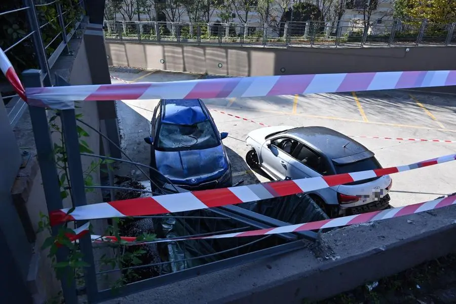 Le auto parcheggiate distrutte