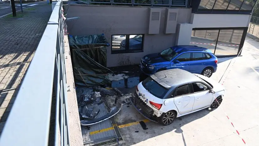 Le auto parcheggiate distrutte