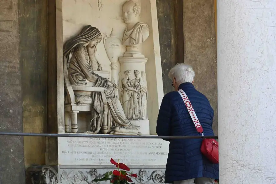 Le visite al cimitero Vantiniano nel giorno di Ognissanti