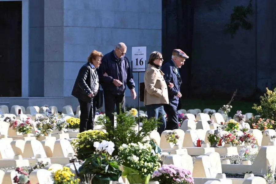 Le visite al cimitero Vantiniano nel giorno di Ognissanti