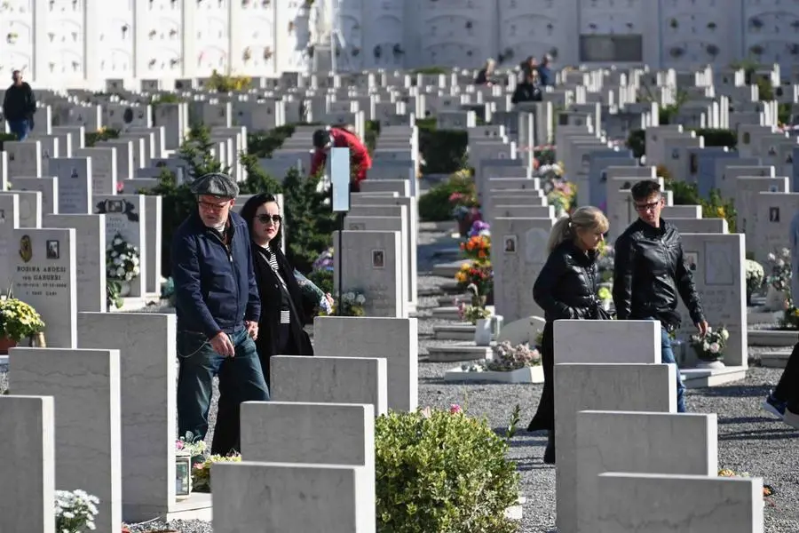 Le visite al cimitero Vantiniano nel giorno di Ognissanti