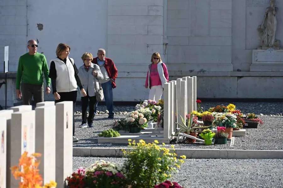 Le visite al cimitero Vantiniano nel giorno di Ognissanti