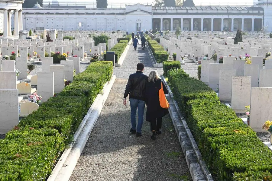 Le visite al cimitero Vantiniano nel giorno di Ognissanti