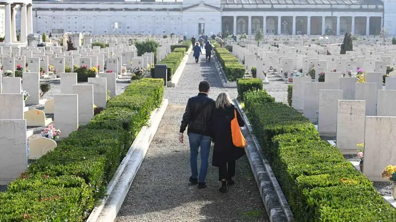 Le visite al cimitero Vantiniano nel giorno di Ognissanti