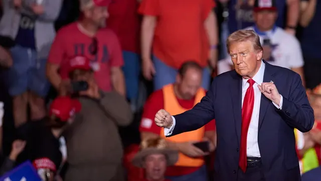 epaselect epa11695169 Former US President and Republican Presidential candidate Donald J. Trump dances after a campaign event at Lee's Family Forum in Henderson, Nevada, USA, 31 October 2024. EPA/ALLISON DINNER