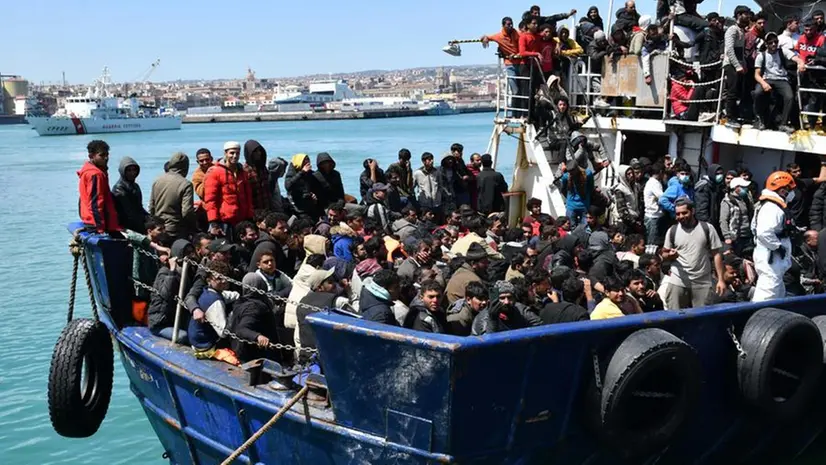 Migranti stipati su un barcone da poco attraccato in un porto siciliano - Foto Ansa © www.giornaledibrescia.it