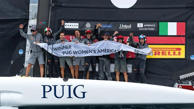 L'equipaggio femminile di Luna Rossa dopo il trionfo - Foto Ricardo Pinto © www.giornaledibrescia.it