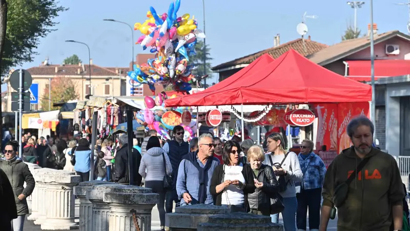 Pienone tra le ottanta bancarelle allestite in via Milano - Foto Marco Ortogni/Neg © www.giornaledibrescia.it