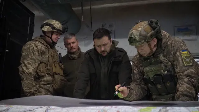 Il presidente ucraino Volodymyr Zelensky ha visitato il posto di comando avanzato sulla linea del fronte a Kupyansk, nella regione di Kharkiv. Lo scrive lo stesso Capo di Stato su Facebook. Zelensky ha avuto un incontro con i militari che difendono l'est dell'Ucraina. Un video postato sui social mostra il comandante del gruppo militare orientale Oleksandr Syrsky mentre riferisce al presidente la situazione della prima linea, 30 novembre 2023. +++ FACEBOOK/ZELENSKY +++ NPK +++