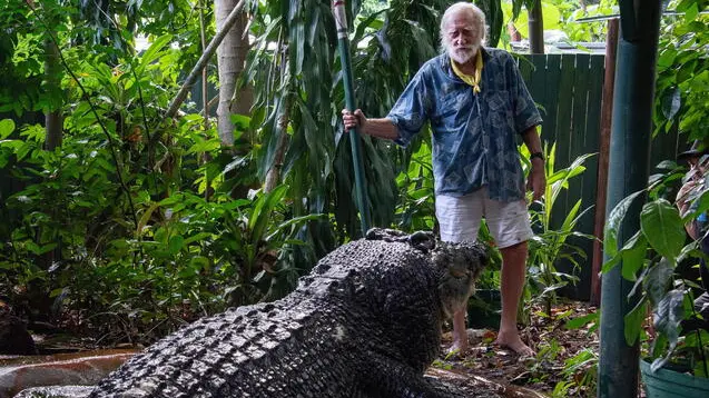 epa11696891 (FILE) - Green Island Marineland Melanesia's George Craig stands with Cassius the crocodile at the Marineland Melanesia on Green Island, Queensland, Australia, 18 March 2023 (issued 02 November 2024). Cassius, the Guinness Book of Records largest crocodile in captivity, died at Green Island's Marineland Melanesia on 01 November. EPA/BRIAN CASSEY AUSTRALIA AND NEW ZEALAND OUT
