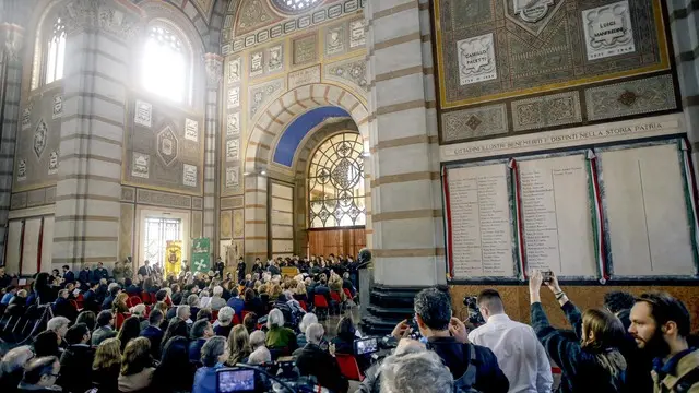 Cerimonia di scoprimento delle lapidi dedicate ai nuovi Benemeriti al Famedio del cimitero Monumentale a Milano, 2 novembre 2024. ANSA/MOURAD BALTI TOUATI