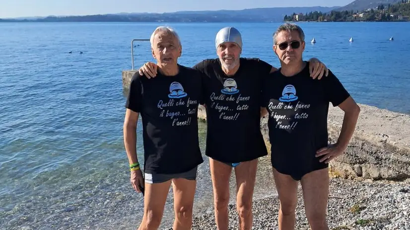 Gli organizzatori dei bagni nel lago - Foto tratta da Fb