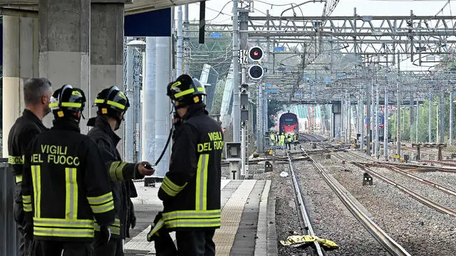 Uomo investita da un treno mentre attraversava i binari all'altezza della stzione Torino Stura, Torino, 12 ottobre 2024 ANSA/ALESSANDRO DI MARCO