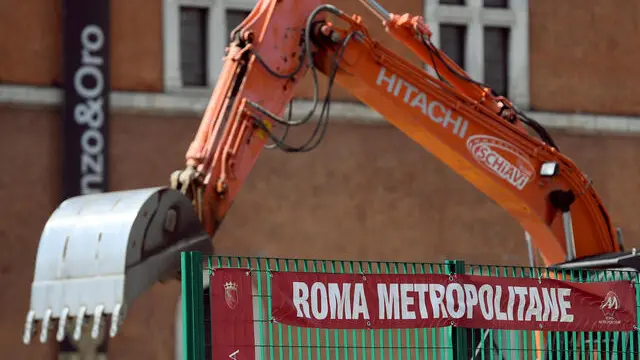 Lavori per la realizzazione della Linea C della Metro a Piazza Venezia Roma, 14 settembre 2023. ANSA/FABIO CIMAGLIA