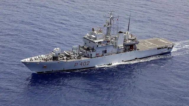 La Nave della Marina Militare LIBRA al largo di Lampedusa, 1 agosto 2013. ANSA/GIUSEPPE LAMI