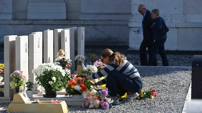 Un visita ai defunti - Foto Marco Ortogni/Neg © www.giornaledibrescia.it