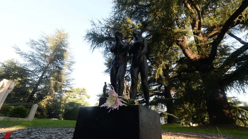 Il ricordo delle vittime del Covid al monumento di Bergomi - Foto Marco Ortogni/Neg © www.giornaledibrescia.it