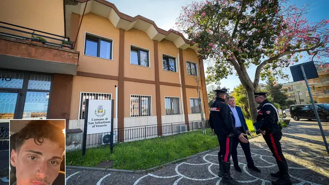 Carabinieri a San Sebastiano al Vesuvio sul luogo dove nel corso di una sparatoria, nella notte, è stato ucciso un ragazzo di 19 anni. Napoli 2 Novembre 2024. ANSA/CESARE ABBATE/