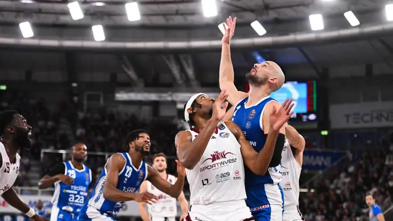 Basket, gli scatti di Germani-Trapani