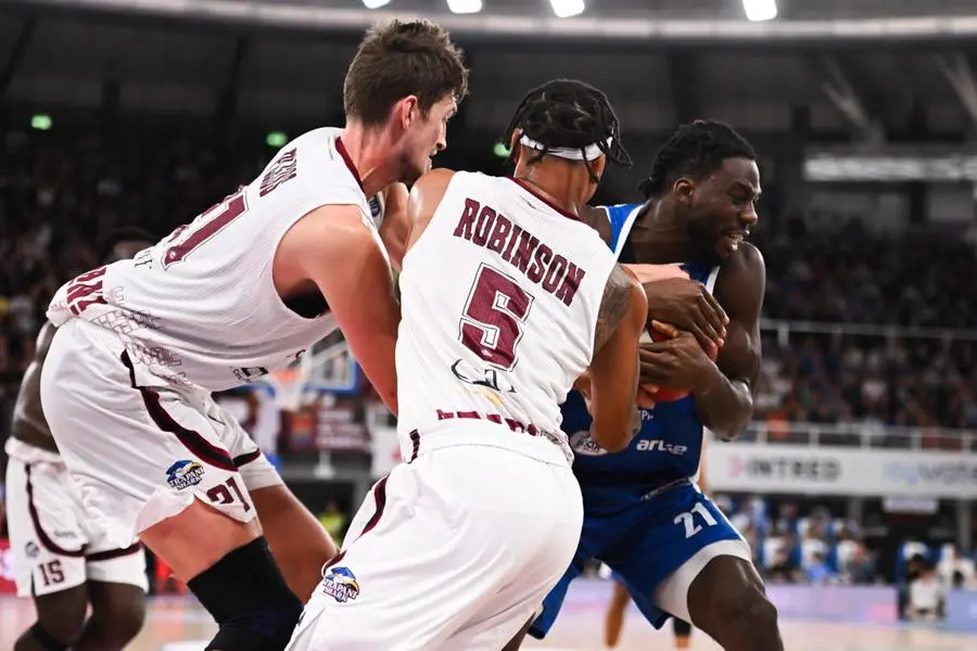 Basket, gli scatti di Germani-Trapani