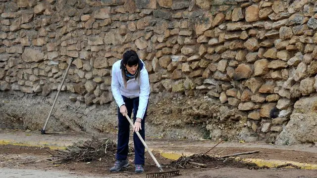 epa11696979 Spanish singer Rozalen helps in the cleaning works of her birth town Letur after the flash flood, in Letur, province of Albacete, Spain, 02 November 2024. According to the Integrated Operational Coordination Center (CECOPI), more than 200 people have died in Valencia and neighboring provinces after floods caused by a DANA (high-altitude isolated depression) weather phenomenon hit the east of the country. According to Spain's national weather agency (AEMET), on 29 October 2024 Valencia received a year's worth of rain, causing flash floods that destroyed homes and swept away vehicles. EPA/Manu