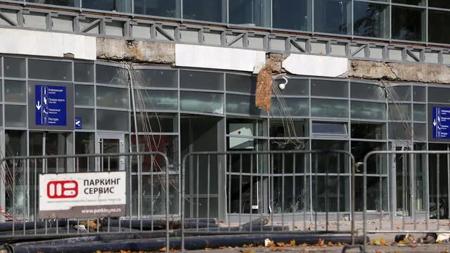 epa11697117 The wreckage following the collapse of the canopy at the railway station in Novi Sad, Serbia, 02 November 2024. Fourteen people lost their lives in the collapse of the Novi Sad Railway Station canopy that occurred on 01 November, as stated by Interior Minister Ivica Dacic. The mayor of Novi Sad, Milan Djuric, reported over 30 injuries in the incident, which occurred just before noon. The recently renovated station building, reopened on 05 July 2024, was undergoing another renovation shortly before the collapse. EPA/ANDREJ CUKIC