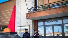 Carabinieri a San Sebastiano al Vesuvio sul luogo dove nel corso di una sparatoria, nella notte, è stato ucciso un ragazzo di 19 anni. Napoli 2 Novembre 2024. ANSA/CESARE ABBATE/