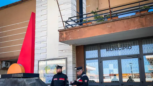 Carabinieri a San Sebastiano al Vesuvio sul luogo dove nel corso di una sparatoria, nella notte, è stato ucciso un ragazzo di 19 anni. Napoli 2 Novembre 2024. ANSA/CESARE ABBATE/