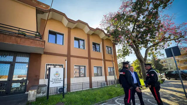 Carabinieri a San Sebastiano al Vesuvio sul luogo dove nel corso di una sparatoria, nella notte, è stato ucciso un ragazzo di 19 anni. Napoli 2 Novembre 2024. ANSA/CESARE ABBATE/