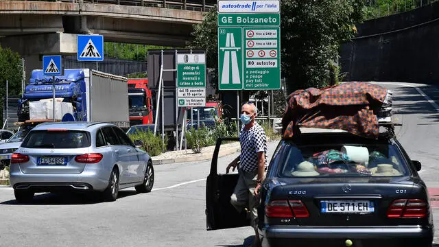 Lunghe code nel nodo autostradale di Genova, a causa della chiusura del tratto autostradale che va da Genova Bolzaneto al bivio con la A12, sulla A7 code verso la città' genovese sino a 14 km e traffico in tilt sulla viabilità' ordinaria in Valpolcevera. Genova, 08 Luglio 2020. ANSA/LUCA ZENNARO