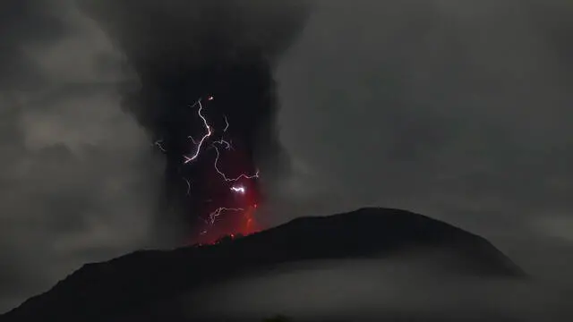 epa11350064 A handout photo made available by the Volcanology and Geological Disaster Mitigation Center of the Indonesian Ministry of Energy and Mineral Resources (PVMBG) shows Mount Ibu volcano spewing volcanic materials during an eruption in West Halmahera, North Maluku, Indonesia, 18 May 2024. The volcano released volcanic clouds 4,000 meters up into the air during the eruption, according to PVMBG officials. EPA/PVMBG/HANDOUT - BEST QUALITY AVAILABLE - HANDOUT EDITORIAL USE ONLY/NO SALES HANDOUT EDITORIAL USE ONLY/NO SALES